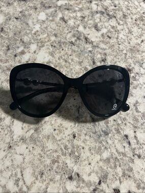Black Oversized Women's Sunglasses - Classic Chic
